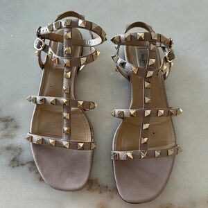 Valentino Garavani Rockstud Flat Sandals (blush)